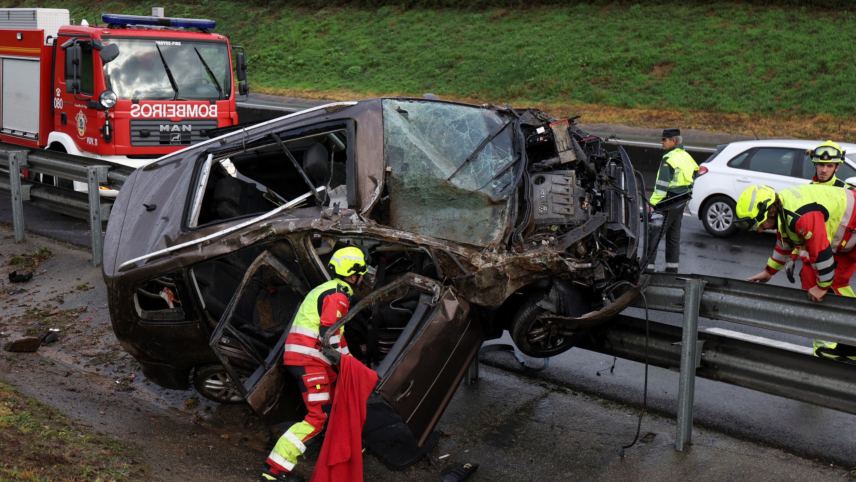 Os servizos de emerxencia co coche accidentado. EFE/Sxenick