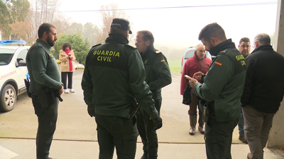 Parte dos efectivos de busca minutos antes do despregadura para retomar o rastrexo este martes en Toiriz, Vila de Cruces