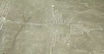 Imaxe de arquivo do xeoglifo dun colibrí no deserto de Nazca