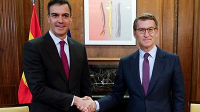 O presidente do Goberno, Pedro Sánchez, e o líder do PP, Alberto Núñez Feijóo, durante o seu encontro este venres no Congreso dos Deputados en Madrid (EFE/Chema Moya)