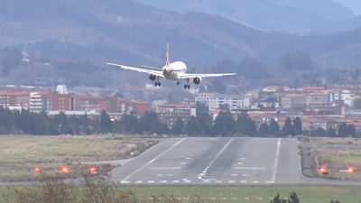 Un avión aterrando esta tarde sen dificultades, malia o vento, no aeroporto bilbaíno de Loiu