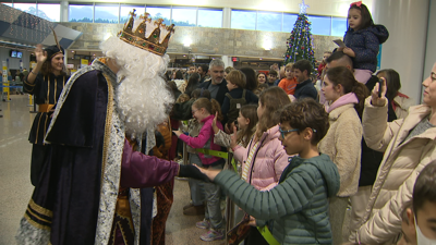Os Reis Magos xa aterraron onte na Coruña, onde foron recibidos por decenas de nenos