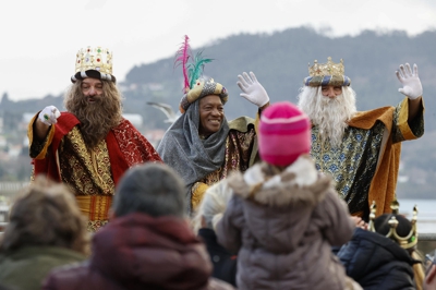 Os Reis Magos saúdan os nenos no porto de Ferrol