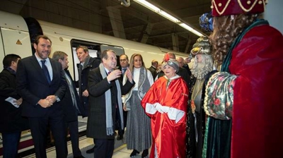 Chegada Óscar Puente no tren Talgo 106 a Vigo ( EFE)