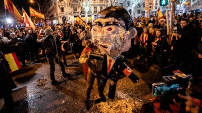 Imaxe das protestas ante Ferraz na Noitevella (Diego Radamés/Europa Press)