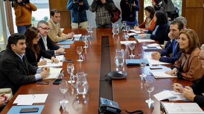 O conselleiro de Mar, Alfonso Villares; a responsable de Medio Ambiente, Ánxeles Vázquez,e o delegado do Goberno, Pedro Blanco na xuntanza do Camgal (EFE/Lavandeira jr)