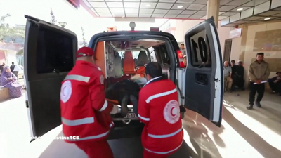 Chegada de persoas feridas ao hospital de Jan Yunis