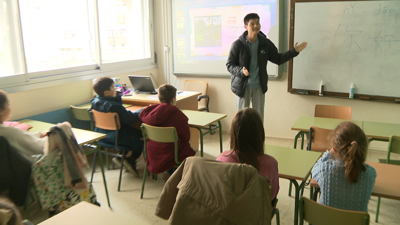 Cativos de 6 a 10 anos aprenden chinés cun profesor nativo nun programa pioneiro da Escola de idiomas de Lugo