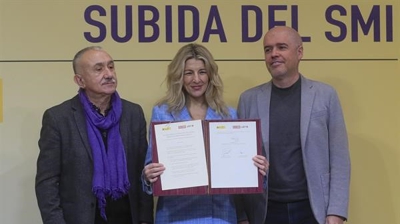 Yolanda Díaz, Unai Sordo e Pepe Álvarez asinan a suba do SMI (EFE/ Fernando Alvarado)