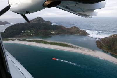 Salvamento Marítimo busca sacos por aire con avións, helicópteros e satélites