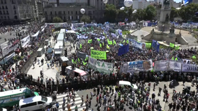 Decenas de miles de persoas congréganse na praza do Congreso de Bos Aires nunha manifestación contra as reformas de Milei (FrancePress)
