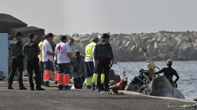 Desembarco de 81 persoas rescatadas dun caiuco en El Hierro (EFE)