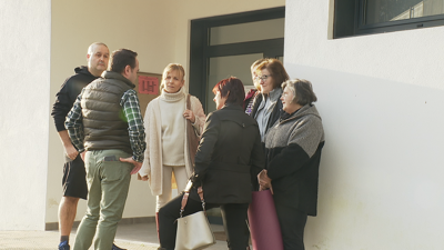 Un grupo de persoas ante o Centro Sociocultural de Santiso, no concello do Pino, este luns