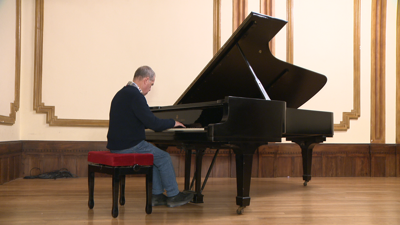 Luis Humberto ao piano no Liceo de Ourense