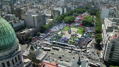 Centos de persoas congréganse na praza do Congreso en rexeitamento á reforma de Milei