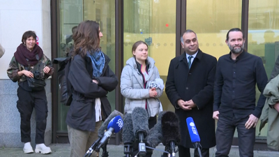 Greta Thunberg xunto con outros activistas e avogados da defensa (France Press)