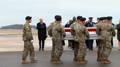 Biden recibe os corpos dos tres militares abatidos en Xordania