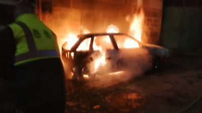 Un coche dun veciño arde despois de que o denunciado supostamente lle plantara lume