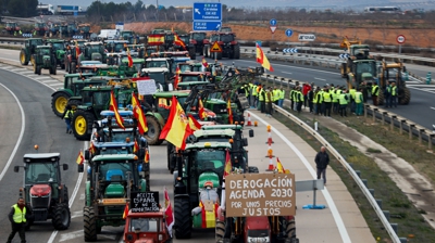 Concentración de tractores na A-4 en Toledo (EFE/Ismael Herrero)