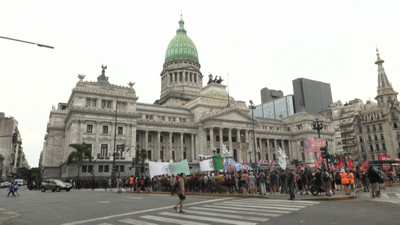 Protestas na contorna do Congreso arxentino contra a lei ómnibus de Milei