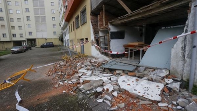 Muro caído no barrio das Telleiras, en Ferrol (EFE/ Kiko Delgado)
