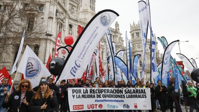 Empregados da banca na manifestación deste xoves en Madrid (EFE)