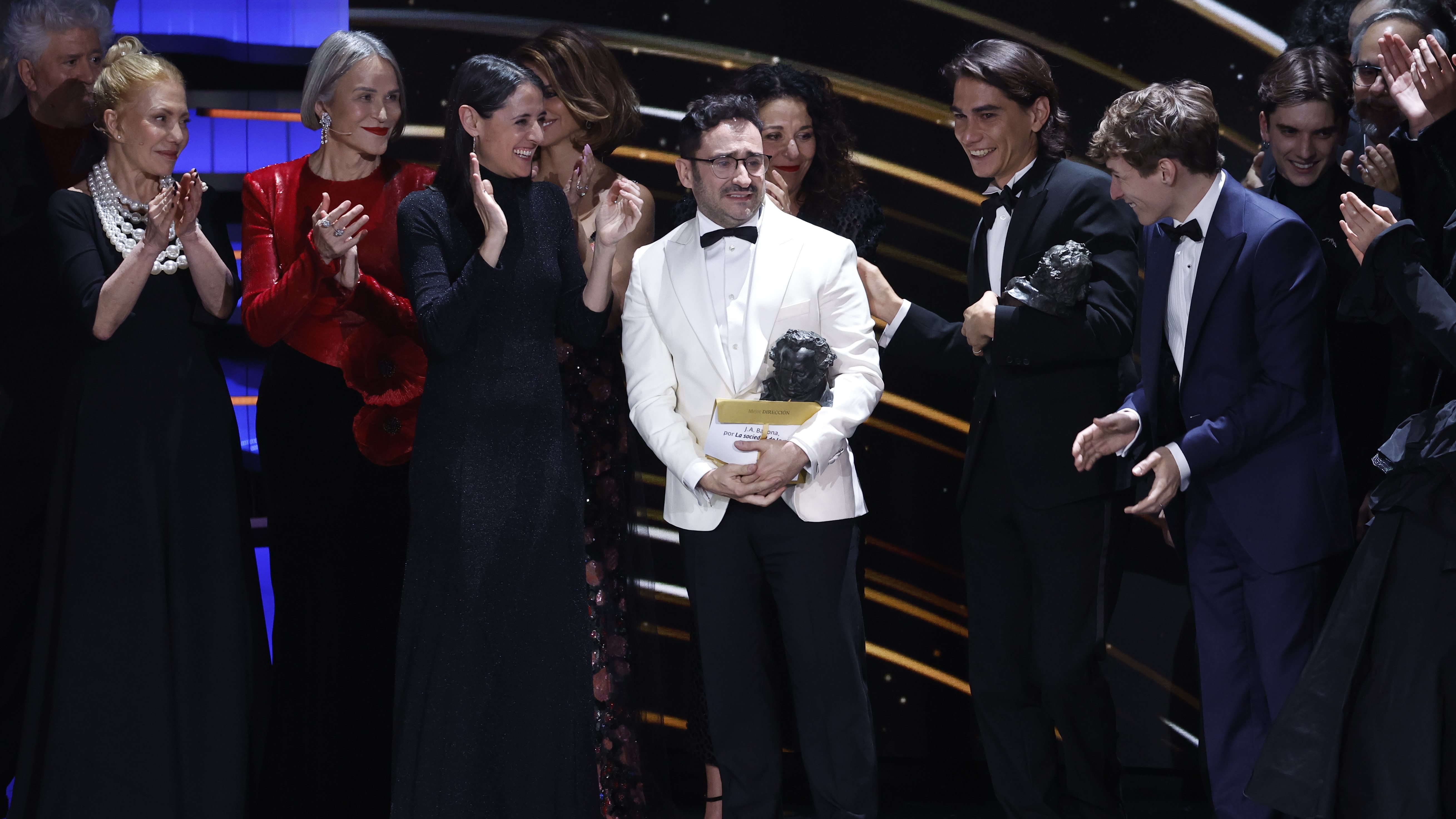 Juan Antonio Bayona con todo o equipo de 'La sociedad de la nieve' recollendo o premio a mellor película (EFE)