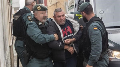 Axentes da Garda Civil trasladan aos xulgados de Barbate (Cádiz) un dos oito detidos pola morte de dous gardas civís aos que atropelaron cunha narcolancha o pasado venres, que este luns pasaron a disposición xudicial (EFE / Román Ríos)