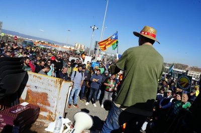 Agricultores bloquean o porto de Tarragona