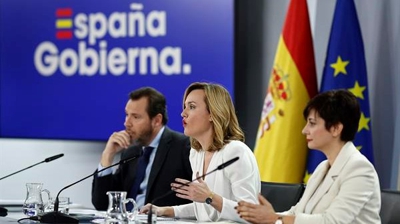 Pilar Alegría, Óscar Puente e Isabel Rodríguez, na conferencia de prensa tras o Consello de Ministros (EFE/ Rodrigo Jiménez)