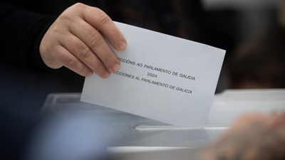 Un home exerce o seu dereito ao voto nun colexio de Vigo. EFE/ Salvador Sas