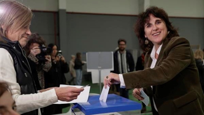 Isabel Faraldo vota nun colexio da Coruña (EFE)