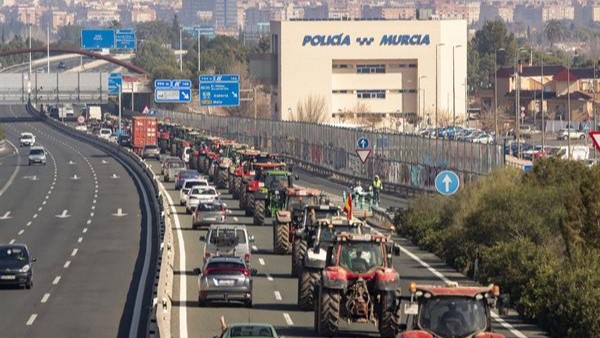 Varios centos de tractores dos agricultores diríxense á cidade de Murcia (EFE /Marcial Guillén)