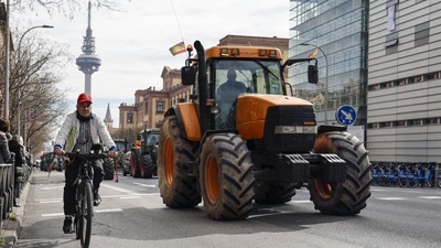 Os tractores circulan pola rúa O'Donell de Madrid (EFE / Sergio Pérez)