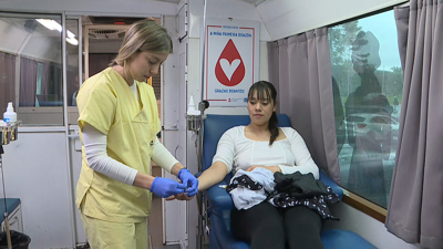 Unha doadora de sangue e unha enfermeira na unidade móbil instalada este mércores en Santiago