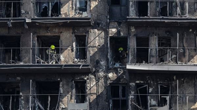 Os bombeiros acceden ao interior do edificio incendiado en Valencia (EFE/Biel Aliño)
