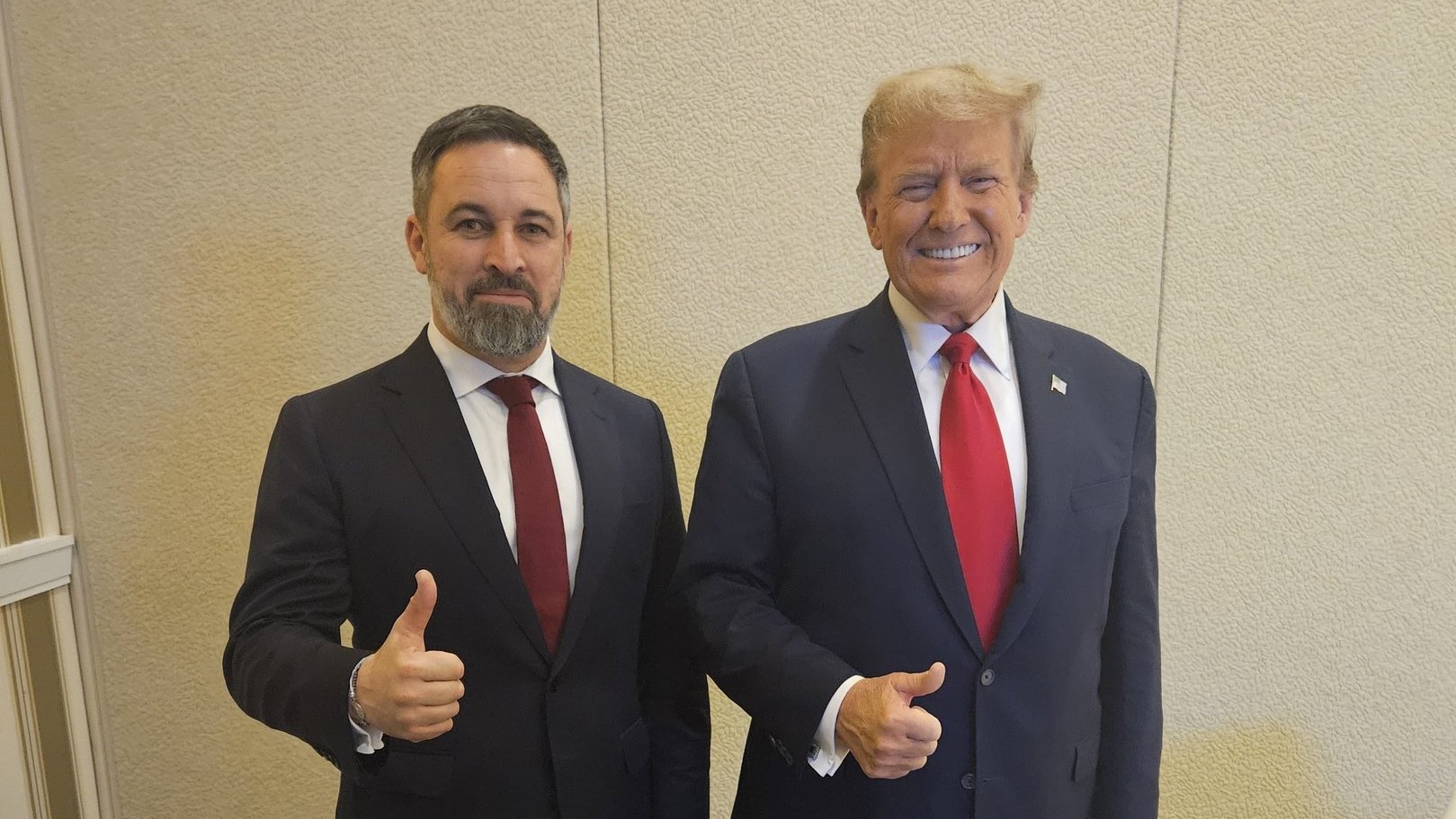 O líder de Vox xunto a Donald Trump, nunha foto feita tras a súa reunión (Twtitter @santi_abascal)