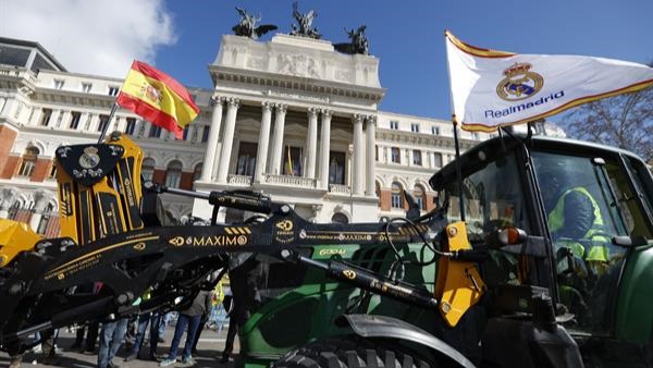 Agricultores de varios puntos de España maniféstanse fronte á sede do Ministerio de Agricultura en Madrid este luns, na terceira semana de protestas do campo na xornada en que se producirá unha cita clave en Bruxelas co consello de ministros do ramo (EFE / J.J. Guillén)