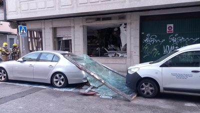 As ventás e os vehículos que había na rúa sufriron danos