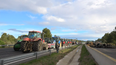 Os agricultores cortan a AP-7 en Pontós (Xirona)