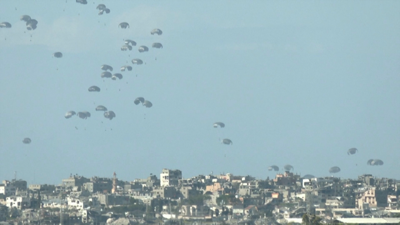 Exércitos de varios países lanzan axuda humanitaria en paracaídas sobre Gaza para saltar o bloqueo israelí