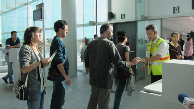 Pasaxeiros no aeroporto de Santiago (Arquivo-EP)