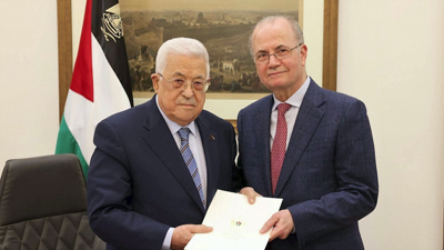 O presidente palestino Mahmud Abbas, co novo primeiro ministro Muhamad Mustafa (Reuters)