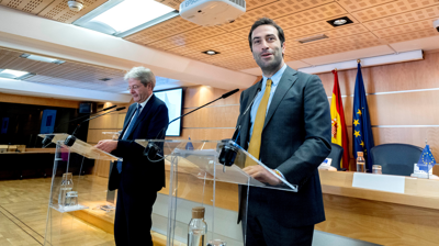 O ministro de Economía, Carlos Cuerpo, e o comisario Paolo Gentiloni (EuropaPress/Alberto Ortega)