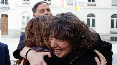 A deputada de ERC, Teresa Jordá, abraza unha compañeira ante Oriol Junqueras ás portas do Congreso (EFE/ Zipi)