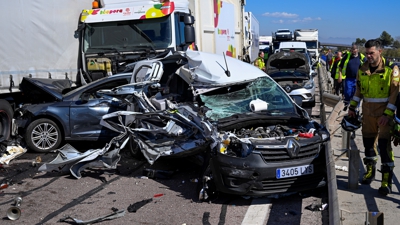 Vehículos implicados no accidente (EFE/Andreu Esteban)