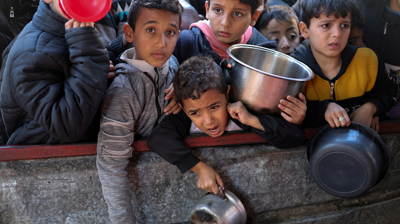 Nenos palestinos agardando a entrega de comida (Reuters/Ibraheem Abu Mustafa)