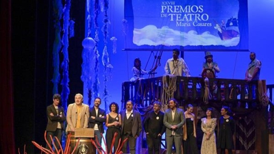 A obra 'Unha inimiga do pobo', de Talía Teatro, recibe o premio ao mellor espectáculo durante a gala de entrega dos XXVIII Premios de Teatro María Casares, este xoves na Coruña (EFE / Moncho Fuentes)