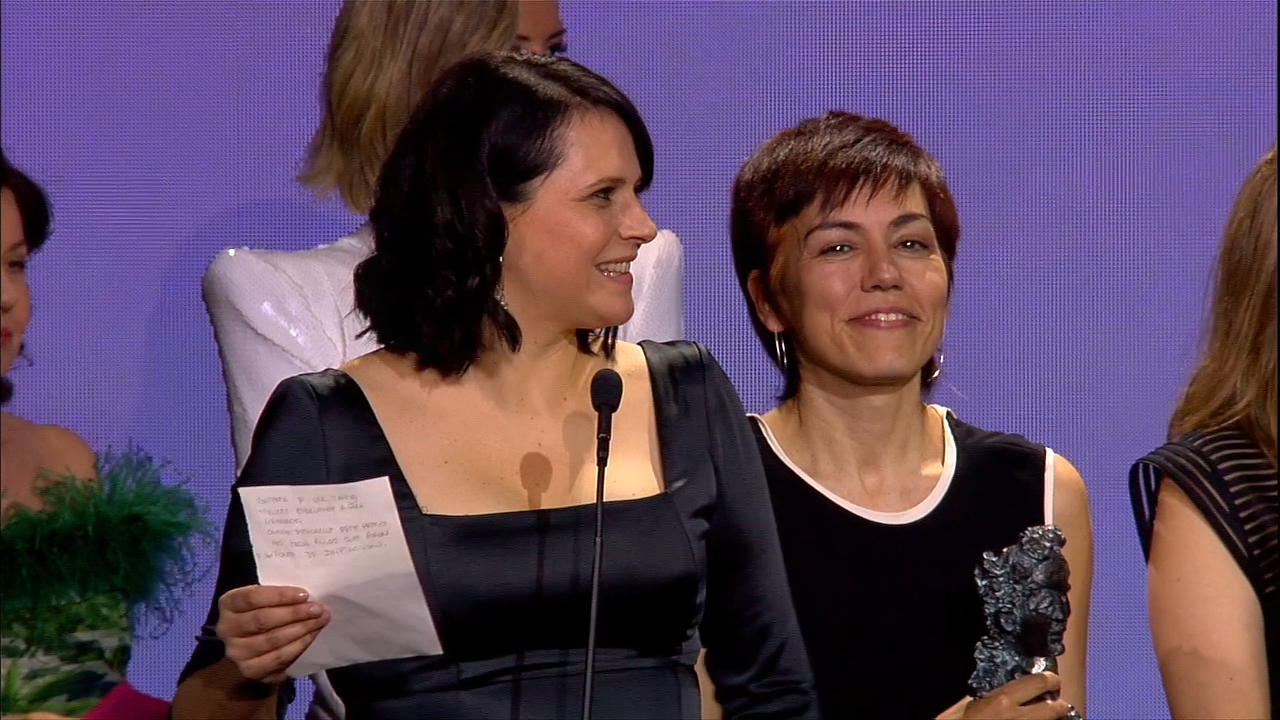 A directora Jaione Camborda tras recoller o premio á mellor longametraxe