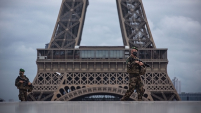 Soldados patrullan a Torre Eiffel (Arquivo-Europress)
